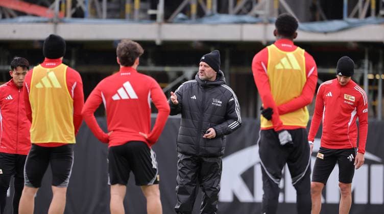 Trainer Steffen Baumgart redet mit Spielern Fußball Fussball Training 1.Bundesliga Herren DFL Saison 2025 2026 18.11.2025 1.FC Union Berlin FCU DFL regulations prohibit any use of photographs as image sequences and or quasi-video.
