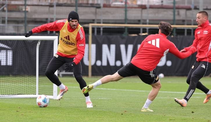 Christopher Trimmel am Ball, Livan Burcu Zweikampf Spielszene Aktion Fußball Fussball Training 1.Bundesliga Herren DFL Saison 2025 2026 18.11.2025 1.FC Union Berlin FCU DFL regulations prohibit any use of photographs as image sequences and or quasi-video.