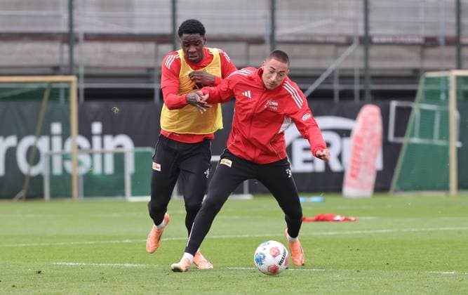 Osaro Ogbemudia, Marin Ljubicic Zweikampf Spielszene Aktion Fußball Fussball Training 1.Bundesliga Herren DFL Saison 2025 2026 18.11.2025 1.FC Union Berlin FCU DFL regulations prohibit any use of photographs as image sequences and or quasi-video.