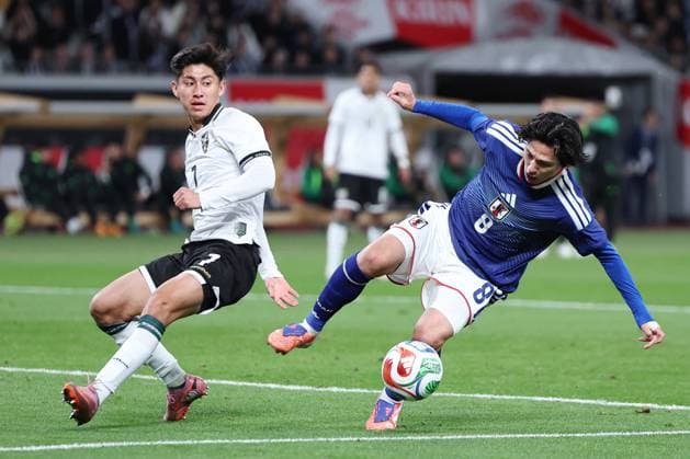 (251118) -- TOKYO, Nov. 18, 2025 -- Minamino Takumi (R) of Japan vies with Miguel Terceros of Bolivia during a friendly football match between Japan and Bolivia in Tokyo, Japan, on Nov. 18, 2025. ) (SP)JAPAN-TOKYO-FOOTBALL-FRIENDLY-JAPAN VS BOLIVIA JiaxHaocheng 