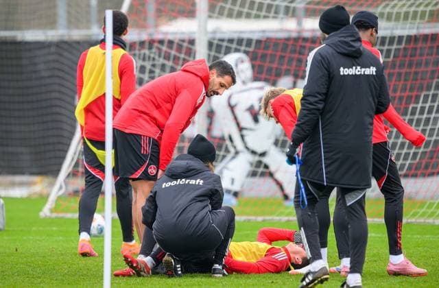17.11.2025 - SpVgg Greuther Fürth Fuerth e.V. - Mitgliederversammlung Jahreshauptversammlung - - xwoxzix - 18.11.2025 - Fussball - 2. Fussball - Bundesliga - Saison 2025 2026 - 1. FC Nürnberg Nuernberg FCN ( Club ) - Training - Sportfoto Zink - xwoxzix - Eryk Grzywacz (19, 1. FC Nürnberg FCN ) angeschlagen am Boden - verletzt Verletzung - Adriano Grimaldi (33, 1. FC Nürnberg FCN ) Tim Drexler (15, 1. FC Nürnberg FCN ) bei ihm Anika Monatzetter (Physiotherapeutin 1. FC Nürnberg FCN )