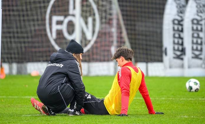 17.11.2025 - SpVgg Greuther Fürth Fuerth e.V. - Mitgliederversammlung Jahreshauptversammlung - - xwoxzix - 18.11.2025 - Fussball - 2. Fussball - Bundesliga - Saison 2025 2026 - 1. FC Nürnberg Nuernberg FCN ( Club ) - Training - Sportfoto Zink - xwoxzix - Eryk Grzywacz (19, 1. FC Nürnberg FCN ) angeschlagen verletzt Verletzung - Anika Monatzetter (Physiotherapeutin 1. FC Nürnberg FCN )