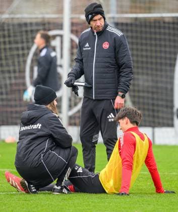 17.11.2025 - SpVgg Greuther Fürth Fuerth e.V. - Mitgliederversammlung Jahreshauptversammlung - - xwoxzix - 18.11.2025 - Fussball - 2. Fussball - Bundesliga - Saison 2025 2026 - 1. FC Nürnberg Nuernberg FCN ( Club ) - Training - Sportfoto Zink - xwoxzix - Eryk Grzywacz (19, 1. FC Nürnberg FCN ) angeschlagen verletzt Verletzung - Anika Monatzetter (Physiotherapeutin 1. FC Nürnberg FCN ) Johannes Hannes Wieber ( Head Of Performance 1. FC Nürnberg FCN )