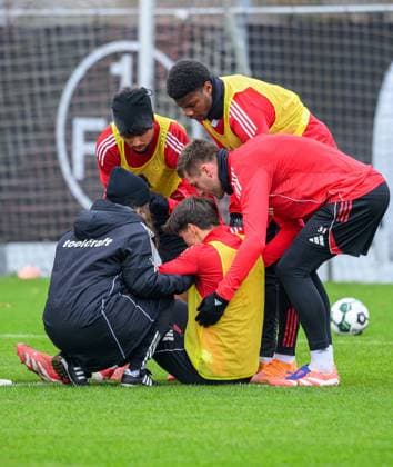 17.11.2025 - SpVgg Greuther Fürth Fuerth e.V. - Mitgliederversammlung Jahreshauptversammlung - - xwoxzix - 18.11.2025 - Fussball - 2. Fussball - Bundesliga - Saison 2025 2026 - 1. FC Nürnberg Nuernberg FCN ( Club ) - Training - Sportfoto Zink - xwoxzix - Eryk Grzywacz (19, 1. FC Nürnberg FCN ) angeschlagen verletzt Verletzung - Anika Monatzetter (Physiotherapeutin 1. FC Nürnberg FCN ) Ayoub Chaikhoun (17, 1. FC Nürnberg FCN ) Winners Osawe (38, 1. FC Nürnberg FCN ) Robin Knoche (31, 1. FC Nürnberg FCN )
