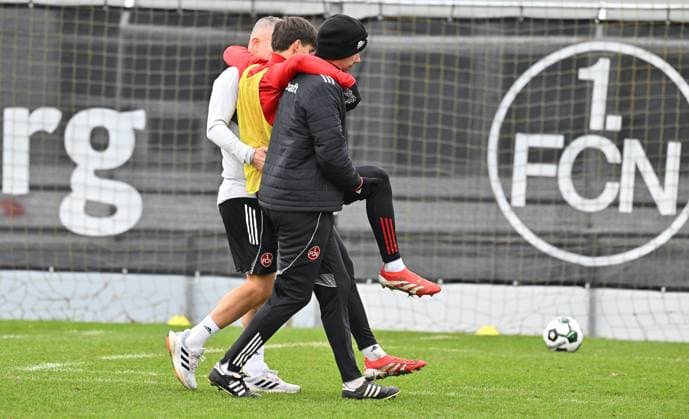 17.11.2025 - SpVgg Greuther Fürth Fuerth e.V. - Mitgliederversammlung Jahreshauptversammlung - - xwoxzix - 18.11.2025 - Fussball - 2. Fussball - Bundesliga - Saison 2025 2026 - 1. FC Nürnberg Nuernberg FCN ( Club ) - Training - Sportfoto Zink - xwoxzix - Jens Vergers (Physiotherapeut 1. FC Nürnberg FCN ) Johannes Hannes Wieber ( Head Of Performance 1. FC Nürnberg FCN ) tragen Eryk Grzywacz (19, 1. FC Nürnberg FCN ) vom Platz - verletzt Verletzung