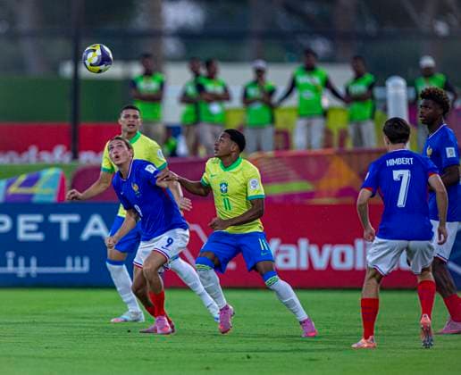 WM Fussball FIFA U17, U 17 U 17 Weltmeisterschaft Katar 2025, Brasilien vs Frankreich - Achtelfinale - Antoine Valero (Frankreich U17, 9) Kayke (Brasilien U17, 11) Copyright: xRedhaxHosnixSegganix
