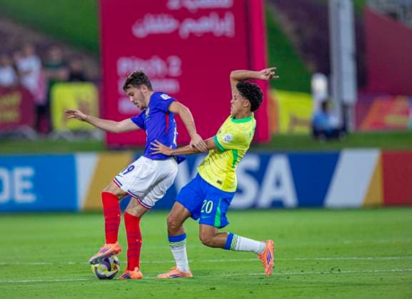 WM Fussball FIFA U17, U 17 U 17 Weltmeisterschaft Katar 2025, Brasilien vs Frankreich - Achtelfinale - Kais Lesueur (Frankreich U17, 19) Felipe Morais (Brasilien U17, 20) Copyright: xRedhaxHosnixSegganix