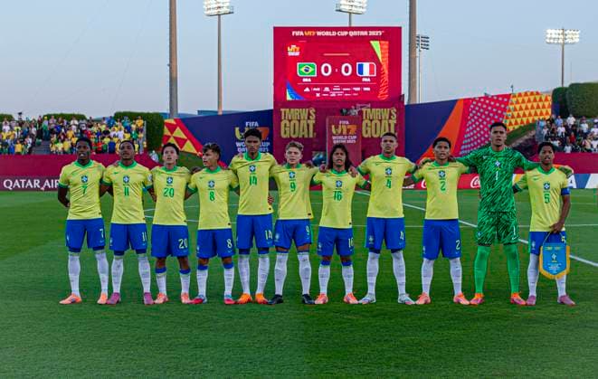 WM Fussball FIFA U17, U 17 U 17 Weltmeisterschaft Katar 2025, Brasilien vs Frankreich - Achtelfinale - Team Brasilien mit Ruan Pablo (Brasilien U17, 7) Kayke (Brasilien U17, 11) Felipe Morais (Brasilien U17, 20) Tiago (Brasilien U17, 8) Luccas Ramon (Brasilien U17, 14) Dell (Brasilien U17, 9) Arthur Ryan (Brasilien U17, 16) Luis Eduardo (Brasilien U17, 4) Angelo (Brasilien U17, 2) Joao Pedro (Brasilien U17, 1) Ze Lucas (Brasilien U17, 5) Copyright: xRedhaxHosnixSegganix