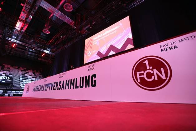 18.11.2025 - Fussball - Saison 2025 2026 - 2. Fussball - Bundesliga - Mitgliederversammlung Jahreshauptversammlung JHV 2025 - Sportfoto Zink DaMa - xdaxmax - Symbolbild Symbolfoto Podium vor Beginn der JHV