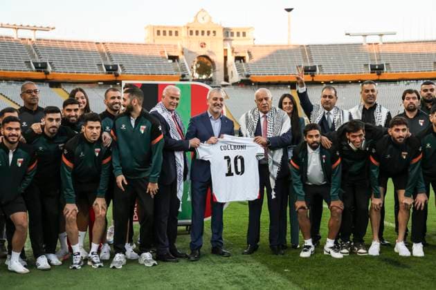 November 18, 2025, Barcelona, Barcelona, SPAIN: Joan Collboni, Mayor of Barcelona, alongside the Palestine team during the International Friendly, Länderspiel, Nationalmannschaft match between Catalonia and Palestine at the Estadi Olimpic Lluis Companys on November 18, 2025 in Barcelona, Spain. Barcelona SPAIN - ZUMAa181 20251118_zaa_a181_001 Copyright: xJavierxBorregox