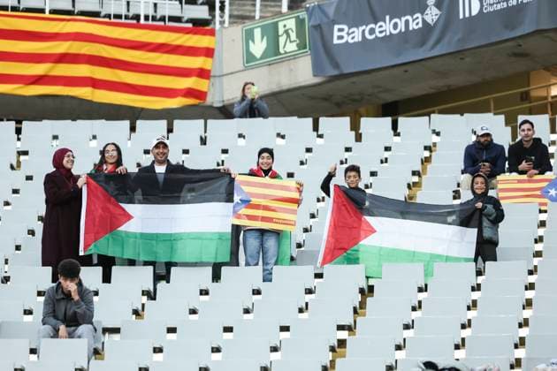 November 18, 2025, Barcelona, Barcelona, SPAIN: Supporters of Palestine during the International Friendly, Länderspiel, Nationalmannschaft match between Catalonia and Palestine at the Estadi Olimpic Lluis Companys on November 18, 2025 in Barcelona, Spain. Barcelona SPAIN - ZUMAa181 20251118_zaa_a181_002 Copyright: xJavierxBorregox