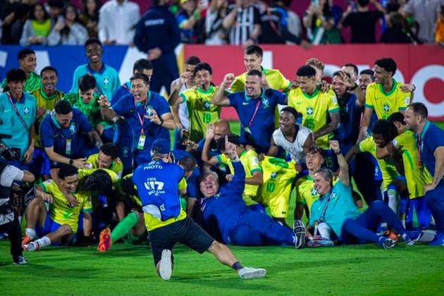 WM Fussball FIFA U17, U 17 U 17 Weltmeisterschaft Katar 2025, Brasilien vs Frankreich - Achtelfinale - Freude, Emotionen, Jubel nach dem Sieg des brasilianischen Teams Copyright: xRedhaxHosnixSegganix