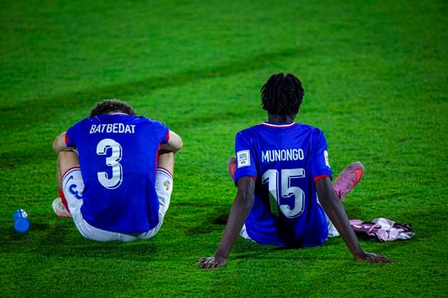 WM Fussball FIFA U17, U 17 U 17 Weltmeisterschaft Katar 2025, Brasilien vs Frankreich - Achtelfinale - Trauer, Enttäuschung bei Frankreichs Lucas Batbedat (Frankreich U17, 3) Believe Munongo (Frankreich U17, 15) Copyright: xRedhaxHosnixSegganix