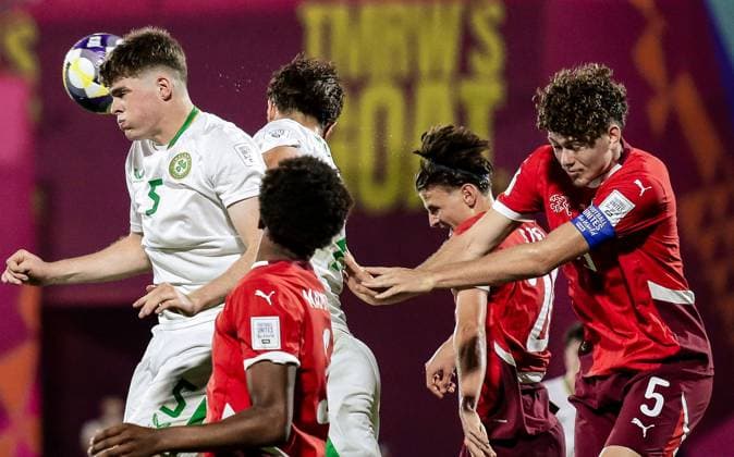 2025 FIFA Under 17 World Cup Round of 16, Aspire Zone Pitch 1, Doha, Qatar 18 11 2025 Switzerland vs Ireland Ireland s Vinnie Leonard wins a header Vinnie Leonard wins a header 18 11 2025  Copyright: x INPHOx IMG_6309