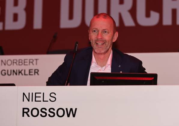 18.11.2025 - Fussball - Saison 2025 2026 - 2. Fussball - Bundesliga - Mitgliederversammlung Jahreshauptversammlung JHV 2025 - Sportfoto Zink DaMa - xdaxmax - Niels Rossow ( Vorstand Strategie & Marketing 1. FC Nürnberg FCN ) lacht Lachen freut sich Freude