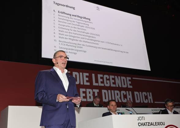 18.11.2025 - Fussball - Saison 2025 2026 - 2. Fussball - Bundesliga - Mitgliederversammlung Jahreshauptversammlung JHV 2025 - Sportfoto Zink DaMa - xdaxmax - Peter Meier (Aufsichtsvorsitzender 1. FC Nürnberg FCN ) begrüßt Clubfan Clubfans FCN-Fans Fans und Mitglieder