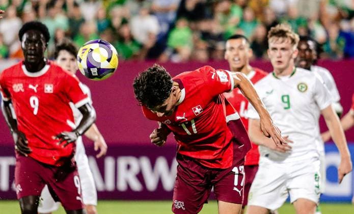 2025 FIFA Under 17 World Cup Round of 16, Aspire Zone Pitch 1, Doha, Qatar 18 11 2025 Switzerland vs Ireland Switzerland™s Ethan Bruchez wins a header Ethan Bruchez wins a header 18 11 2025  Copyright: x INPHOx IMG_6342