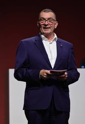 18.11.2025 - Fussball - Saison 2025 2026 - 2. Fussball - Bundesliga - Mitgliederversammlung Jahreshauptversammlung JHV 2025 - Sportfoto Zink DaMa - xdaxmax - Peter Meier (Aufsichtsvorsitzender 1. FC Nürnberg FCN ) begrüßt Clubfan Clubfans FCN-Fans Fans