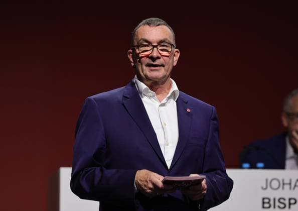 18.11.2025 - Fussball - Saison 2025 2026 - 2. Fussball - Bundesliga - Mitgliederversammlung Jahreshauptversammlung JHV 2025 - Sportfoto Zink DaMa - xdaxmax - Peter Meier (Aufsichtsvorsitzender 1. FC Nürnberg FCN ) begrüßt Clubfan Clubfans FCN-Fans Fans und Mitglieder
