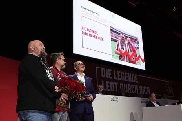 18.11.2025 - Fussball - Saison 2025 2026 - 2. Fussball - Bundesliga - Mitgliederversammlung Jahreshauptversammlung JHV 2025 - Sportfoto Zink DaMa - xdaxmax - Ehrenamtspreis stellvertretend für alle Fahnenschwenker für Josef Seppe Broll und Andreas Andi Meier überreicht von Peter Meier (Aufsichtsvorsitzender 1. FC Nürnberg FCN )