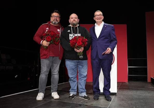 18.11.2025 - Fussball - Saison 2025 2026 - 2. Fussball - Bundesliga - Mitgliederversammlung Jahreshauptversammlung JHV 2025 - Sportfoto Zink DaMa - xdaxmax - Ehrenamtspreis stellvertretend für alle Fahnenschwenker für Josef Seppe Broll und Andreas Andi Meier überreicht von Peter Meier (Aufsichtsvorsitzender 1. FC Nürnberg FCN )