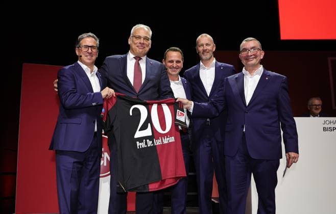 18.11.2025 - Fussball - Saison 2025 2026 - 2. Fussball - Bundesliga - Mitgliederversammlung Jahreshauptversammlung JHV 2025 - Sportfoto Zink DaMa - xdaxmax - Prof. Axel Adrian (Versammlungsleiter ) wird von Stefan Heim ( Vorstand Finanzen für Rechnungswesen Controlling und Finanzbuchhaltung 1. FC Nürnberg FCN ) Joti Chatzialexiou ( Vorstand 1. FC Nürnberg FCN ) Niels Rossow ( Vorstand Strategie & Marketing 1. FC Nürnberg FCN ) und Peter Meier (Aufsichtsvorsitzender 1. FC Nürnberg FCN ) für die 20ste Leitung der FCN-JHV geehrt