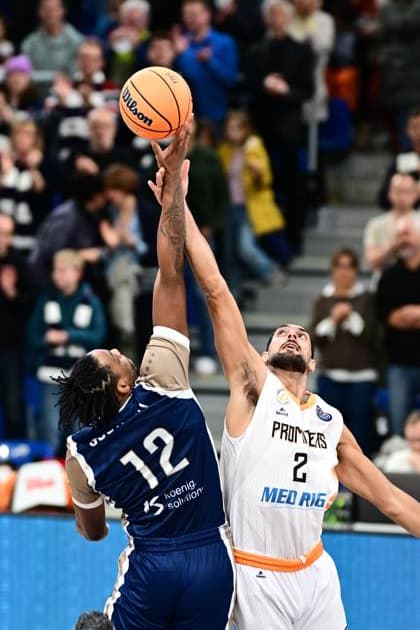 RECORD DATE NOT STATED Spielszene mit Leyton Hammonds (2; Promitheas Patras Vikos Cola) und Osun Osunniyi (12; MLP Academics Heidelberg) beim Kampf um den Ball Basketball Champions League: MLP Academics Heidelberg vs. Promitheas Patras Vikos Cola