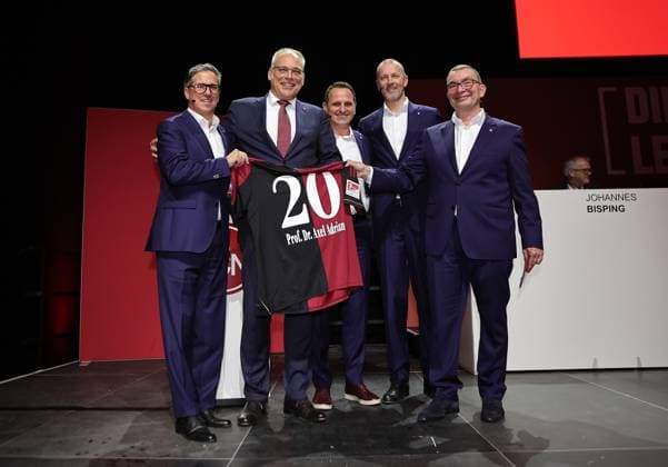 18.11.2025 - Fussball - Saison 2025 2026 - 2. Fussball - Bundesliga - Mitgliederversammlung Jahreshauptversammlung JHV 2025 - Sportfoto Zink DaMa - xdaxmax - Prof. Axel Adrian (Versammlungsleiter ) wird von Stefan Heim ( Vorstand Finanzen für Rechnungswesen Controlling und Finanzbuchhaltung 1. FC Nürnberg FCN ) Joti Chatzialexiou ( Vorstand 1. FC Nürnberg FCN ) Niels Rossow ( Vorstand Strategie & Marketing 1. FC Nürnberg FCN ) und Peter Meier (Aufsichtsvorsitzender 1. FC Nürnberg FCN ) für die 20ste Leitung der FCN-JHV geehrt