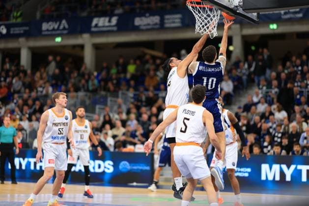 RECORD DATE NOT STATED Szene mit J.P. Macura (55; Promitheas Patras Vikos Cola), Nikolaos Plotas (5; Promitheas Patras Vikos Cola) und Samuell Williamson (10; MLP Academics Heidelberg) am Korb Basketball Champions League: MLP Academics Heidelberg vs. Promitheas Patras Vikos Cola