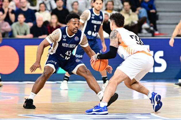 RECORD DATE NOT STATED Eric Reed Jr. (43; MLP Academics Heidelberg) verteidigt gegen einen Spieler von Promitheas Patras Vikos Cola, während Kevin McClain (3; MLP Academics Heidelberg) aufmerksam im Hintergrund steht Basketball Champions League: MLP Academics Heidelberg vs. Promitheas Patras Vikos Cola