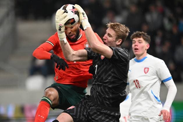 November 18, 2025, Hradec Kralove, Czech Republic: Goalkeeper JAN KOUTNY of Czech Republic fight for ball with Portugal s YOUSSEF CHERMITI (L) during the UEFA European Under-21 Championship Qualifying game between Czech Republic and Portugal, at November 18, 2025, in Hradec Kralove in the Czech Republic. Tomas Jelinek of Czechia Hradec Kralove Czech Republic - ZUMAr156 20251118_aap_r156_004 Copyright: xSlavekxRutax