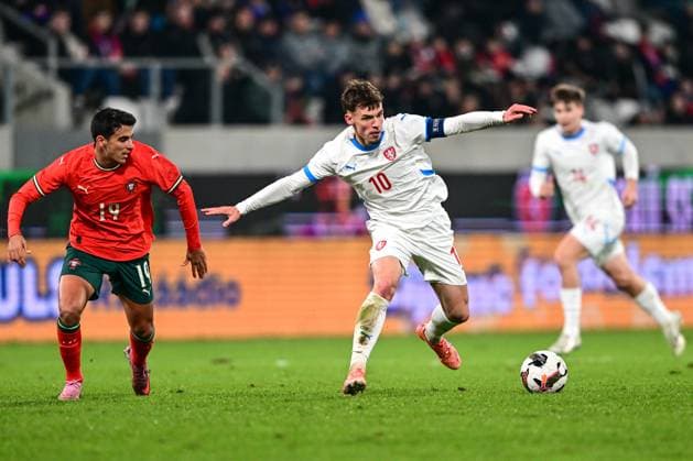 Tiago Parente of Portugal, left, and Lukas Ambros of Czech Republic in action during the European Championship, EM, Europameisterschaft 2027 U21, U 21 Group B qualification match Czech Republic vs Portugal in Hradec Kralove, Czech Republic, November 18, 2025. (CTKxPhoto DavidxTanecek) CTKPhotoP2025111807033  CTKPhotoP2025111807033