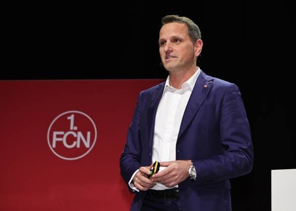 18.11.2025 - Fussball - Saison 2025 2026 - 2. Fussball - Bundesliga - Mitgliederversammlung Jahreshauptversammlung JHV 2025 - Sportfoto Zink DaMa - xdaxmax - Joti Chatzialexiou ( Vorstand 1. FC Nürnberg FCN ) spricht zu Clubfan Clubfans FCN-Fans Fans und Mitgliedern