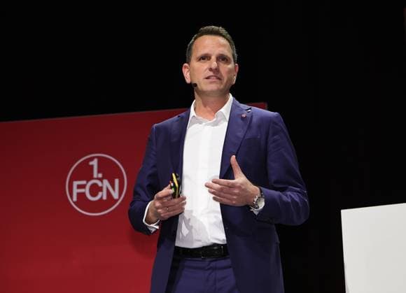 18.11.2025 - Fussball - Saison 2025 2026 - 2. Fussball - Bundesliga - Mitgliederversammlung Jahreshauptversammlung JHV 2025 - Sportfoto Zink DaMa - xdaxmax - Joti Chatzialexiou ( Vorstand 1. FC Nürnberg FCN ) spricht zu Clubfan Clubfans FCN-Fans Fans und Mitgliedern