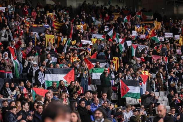 November 18, 2025, Barcelona, Barcelona, SPAIN: Fans with Palestinian flags during the International Friendly, Länderspiel, Nationalmannschaft match between Catalonia and Palestine at Estadi Olimpic Lluis Companys on November 18, 2025 in Barcelona, Spain. Barcelona SPAIN - ZUMAa181 20251118_zaa_a181_024 Copyright: xJavierxBorregox