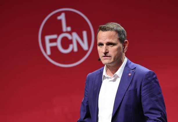 18.11.2025 - Fussball - Saison 2025 2026 - 2. Fussball - Bundesliga - Mitgliederversammlung Jahreshauptversammlung JHV 2025 - Sportfoto Zink DaMa - xdaxmax - Joti Chatzialexiou ( Vorstand 1. FC Nürnberg FCN ) spricht zu Clubfan Clubfans FCN-Fans Fans und Mitgliedern
