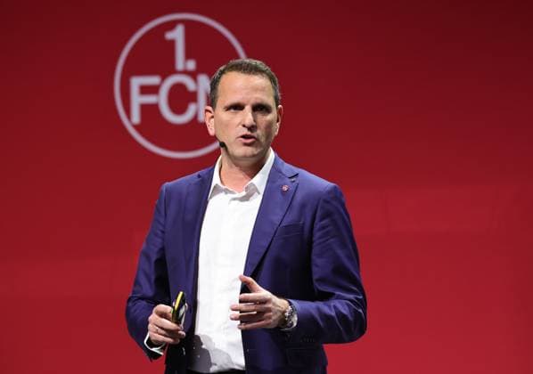 18.11.2025 - Fussball - Saison 2025 2026 - 2. Fussball - Bundesliga - Mitgliederversammlung Jahreshauptversammlung JHV 2025 - Sportfoto Zink DaMa - xdaxmax - Joti Chatzialexiou ( Vorstand 1. FC Nürnberg FCN ) spricht zu Clubfan Clubfans FCN-Fans Fans und Mitgliedern