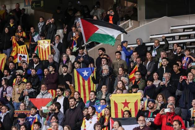 November 18, 2025, Barcelona, Barcelona, SPAIN: Supporters in the stands showing their support for Palestine during the International Friendly, Länderspiel, Nationalmannschaft match between Catalonia and Palestine at Estadi Olimpic Lluis Companys on November 18, 2025 in Barcelona, Spain. Barcelona SPAIN - ZUMAa181 20251118_zaa_a181_030 Copyright: xJavierxBorregox