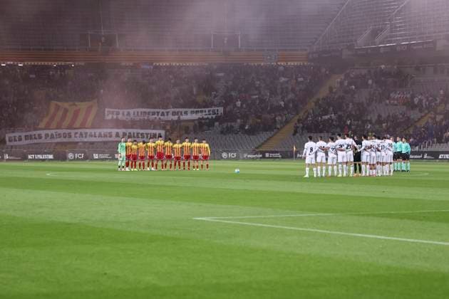 November 18, 2025, Barcelona, Barcelona, SPAIN: Minute s silence for those killed in Palestine during the International Friendly, Länderspiel, Nationalmannschaft match between Catalonia and Palestine at Estadi Olimpic Lluis Companys on November 18, 2025 in Barcelona, Spain. Barcelona SPAIN - ZUMAa181 20251118_zaa_a181_032 Copyright: xJavierxBorregox