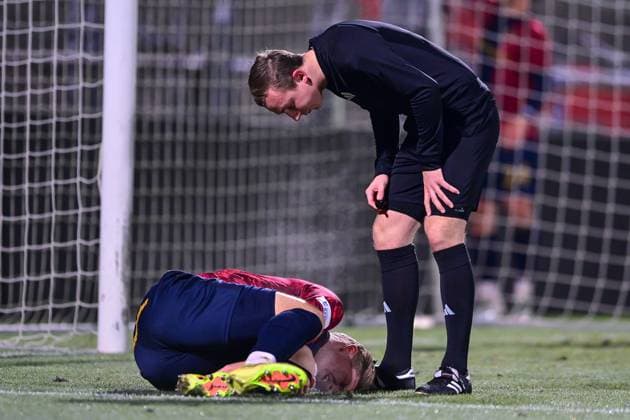Jonas Krzyzanowski (Schiedsrichter, Referee) erkundigt sich nach dem verletzt am Boden liegenden Cornelius Pfeiffer (Unterhaching, 22), 18.11.2025, Unterhaching (Deutschland), Fussball, BFV Verbandspokal, Viertelfinale, SpVgg Unterhaching - SV Wacker Burghausen