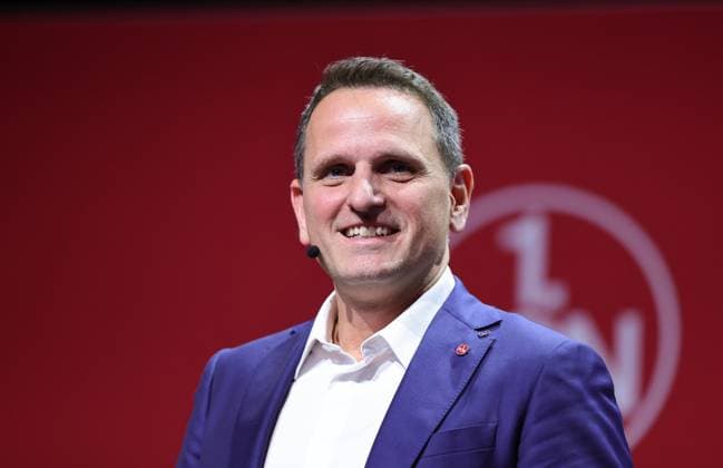 18.11.2025 - Fussball - Saison 2025 2026 - 2. Fussball - Bundesliga - Mitgliederversammlung Jahreshauptversammlung JHV 2025 - Sportfoto Zink DaMa - xdaxmax - Joti Chatzialexiou ( Vorstand 1. FC Nürnberg FCN ) lacht Lachen freut sich Freude