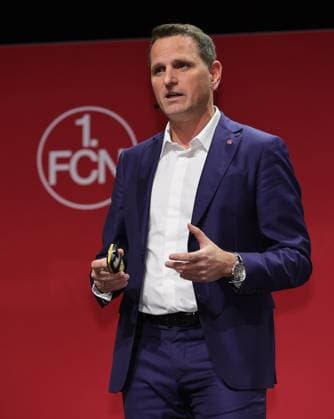 18.11.2025 - Fussball - Saison 2025 2026 - 2. Fussball - Bundesliga - Mitgliederversammlung Jahreshauptversammlung JHV 2025 - Sportfoto Zink DaMa - xdaxmax - Joti Chatzialexiou ( Vorstand 1. FC Nürnberg FCN ) spricht zu Clubfan Clubfans FCN-Fans Fans und Mitgliedern