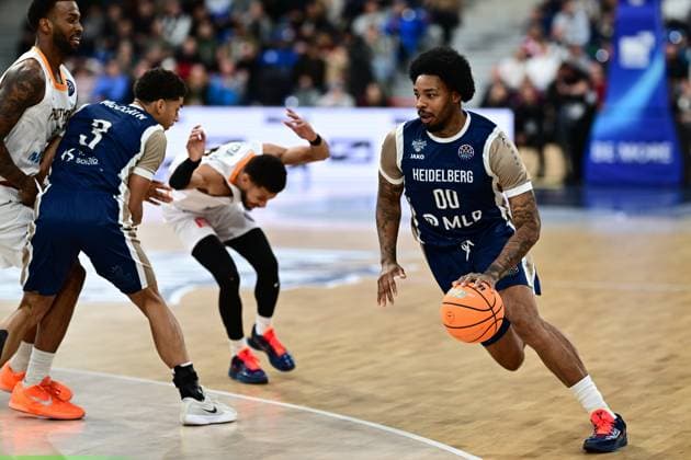 RECORD DATE NOT STATED Spielszene mit Leyton Hammonds (2; Promitheas Patras Vikos Cola) und Marcus Weathers (00; MLP Academics Heidelberg) Basketball Champions League: MLP Academics Heidelberg vs. Promitheas Patras Vikos Cola