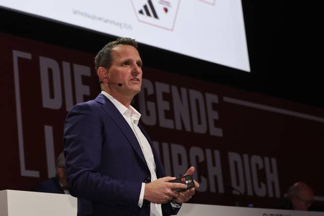 18.11.2025 - Fussball - Saison 2025 2026 - 2. Fussball - Bundesliga - Mitgliederversammlung Jahreshauptversammlung JHV 2025 - Sportfoto Zink DaMa - xdaxmax - Joti Chatzialexiou ( Vorstand 1. FC Nürnberg FCN ) spricht zu Clubfan Clubfans FCN-Fans Fans und Mitgliedern
