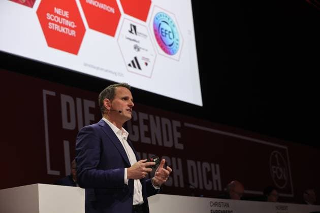 18.11.2025 - Fussball - Saison 2025 2026 - 2. Fussball - Bundesliga - Mitgliederversammlung Jahreshauptversammlung JHV 2025 - Sportfoto Zink DaMa - xdaxmax - Joti Chatzialexiou ( Vorstand 1. FC Nürnberg FCN ) spricht zu Clubfan Clubfans FCN-Fans Fans und Mitgliedern
