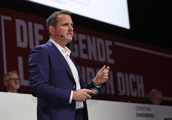 18.11.2025 - Fussball - Saison 2025 2026 - 2. Fussball - Bundesliga - Mitgliederversammlung Jahreshauptversammlung JHV 2025 - Sportfoto Zink DaMa - xdaxmax - Joti Chatzialexiou ( Vorstand 1. FC Nürnberg FCN ) spricht zu Clubfan Clubfans FCN-Fans Fans und Mitgliedern