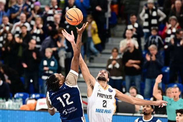 RECORD DATE NOT STATED Sprungball zwischen Angelos Lagios (12; Promitheas Patras Vikos Cola) und Antonios Karagiannidis (29; Promitheas Patras Vikos Cola), Michael Weathers (20; MLP Academics Heidelberg) beobachtet die Aktion Basketball Champions League: MLP Academics Heidelberg vs. Promitheas Patras Vikos Cola