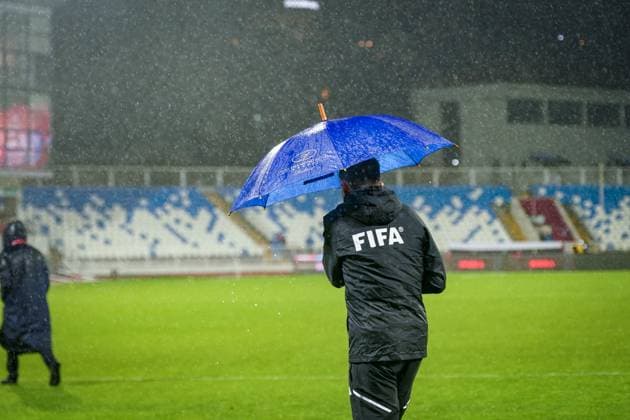 Fussball WM-Qualifikation 2025 26, 10. Spieltag - Kosovo vs Schweiz - Fadil-Vokrri-Stadion (Pristina): Fifa Offizielle, Schiedsrichter inspizieren den Platz Pristina Kosovo Copyright: xJOERANxSTEINSIEKx