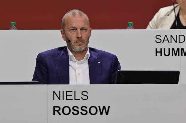 18.11.2025 - Fussball - Saison 2025 2026 - 2. Fussball - Bundesliga - Mitgliederversammlung Jahreshauptversammlung JHV 2025 - Sportfoto Zink DaMa - xdaxmax - Niels Rossow ( Vorstand Strategie & Marketing 1. FC Nürnberg FCN ) nachdenklich