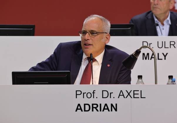 18.11.2025 - Fussball - Saison 2025 2026 - 2. Fussball - Bundesliga - Mitgliederversammlung Jahreshauptversammlung JHV 2025 - Sportfoto Zink DaMa - xdaxmax - Prof. Axel Adrian (Versammlungsleiter ) spricht